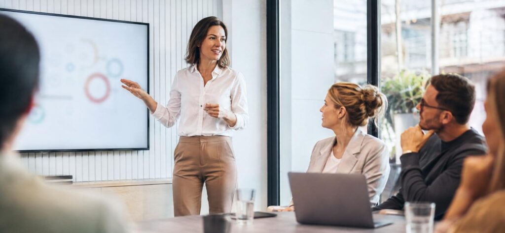 Marketingteam bespricht Werbung in KI-Assistenten